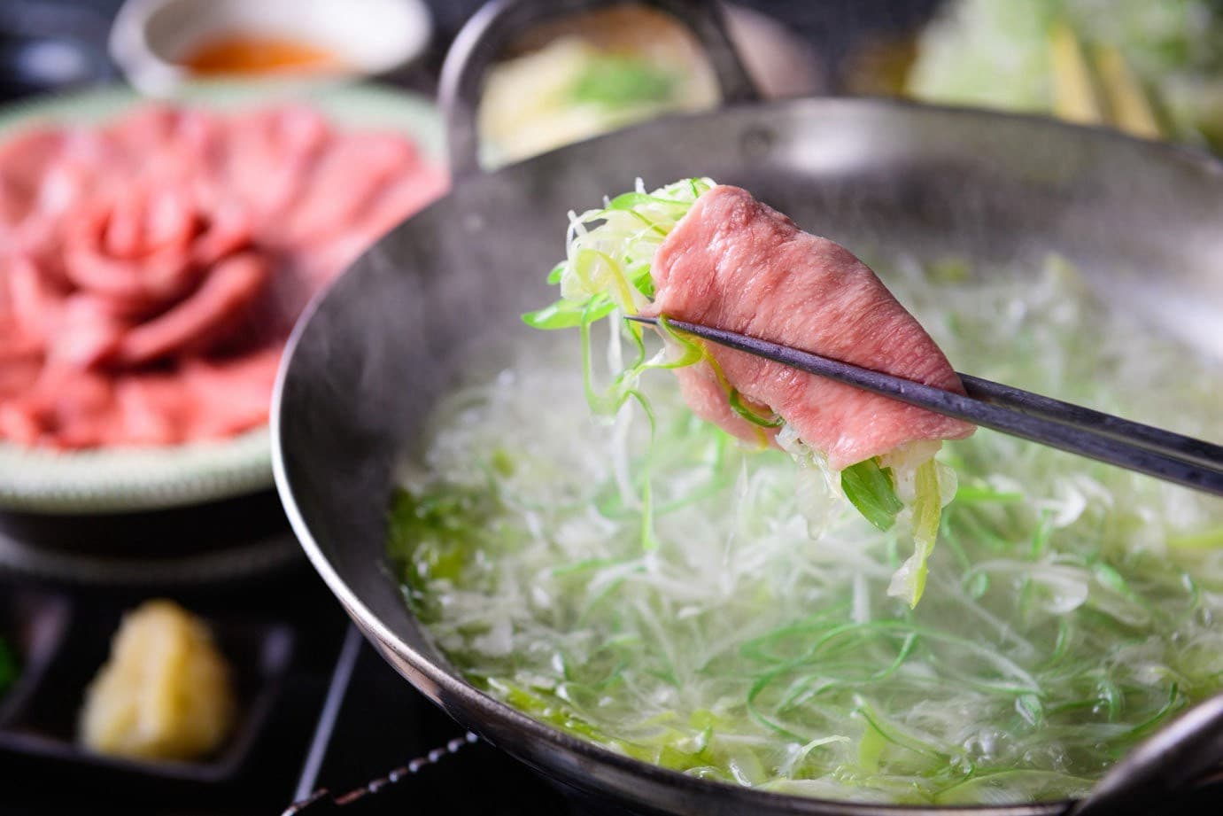 薬膳ダレの牛タンしゃぶしゃぶ