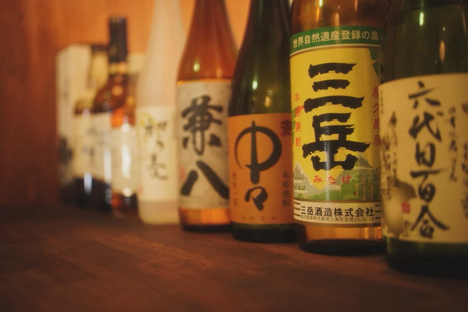 焼酎や日本酒の瓶が並ぶ棚